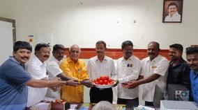 public-welcomed-the-new-local-authority-of-shoolagiri-with-tomato