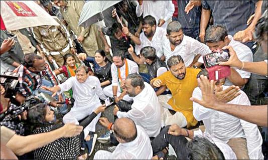 Union minister protests in rain condemning Telangana government