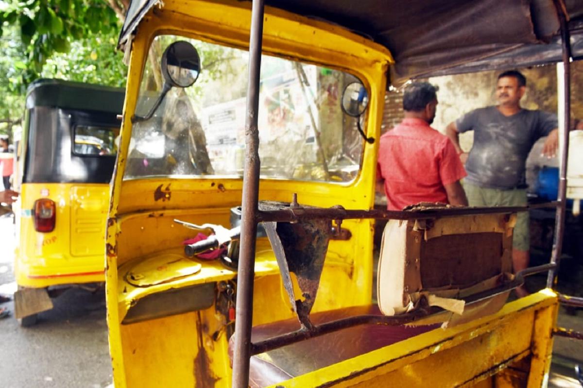 புதுச்சேரியில் மீட்டர் இல்லாமல் ஓடும் ஆட்டோக்கள் – தாறுமாறாக கட்டணம் வசூலிப்பதால் சுற்றுலா பயணிகள் பாதிப்பு | Autos Running Without Meters on Puducherry – Tourists Affected by Erratic Charging