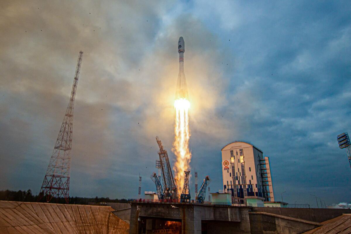 47 ஆண்டுக்கு பிறகு நிலவுக்கு லூனா-25 விண்கலத்தை அனுப்பிய ரஷ்யா – சந்திரயானுக்கு முன்னதாக தரையிறங்கும் என தகவல் | Russia sends Luna-25 spacecraft to Moon after 47 years – Reported to land ahead of Chandrayaan