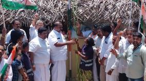 independence-day-kumbakonam-national-flag-waving-female-cleanliness-worker-at-congress-party-office