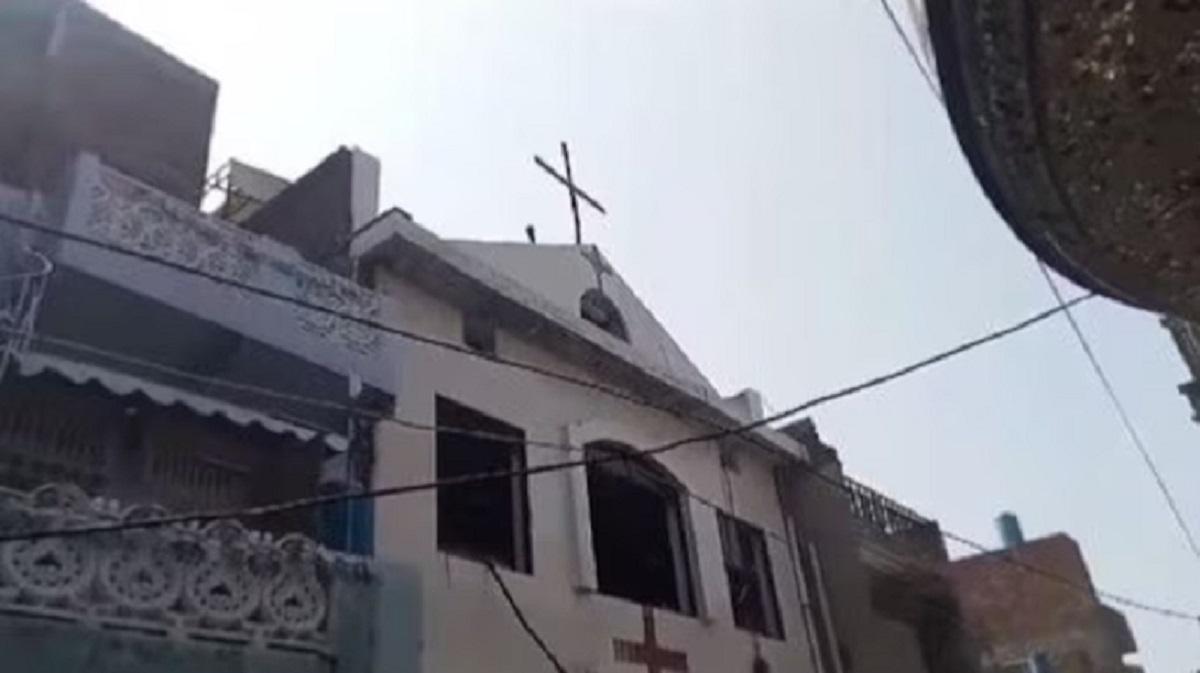 பாகிஸ்தானில் கிறிஸ்துவ மதத்தைப் பரப்பியதாகக் குற்றச்சாட்டு: 5 தேவாலயங்கள் சேதம் | 5 churches in Pakistan vandalised after Christian family accused of blasphemy