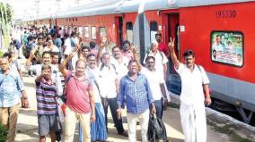 aiadmk-special-train-arrived-on-madurai-with-1200-people-volunteers-enthusiastically-welcomed