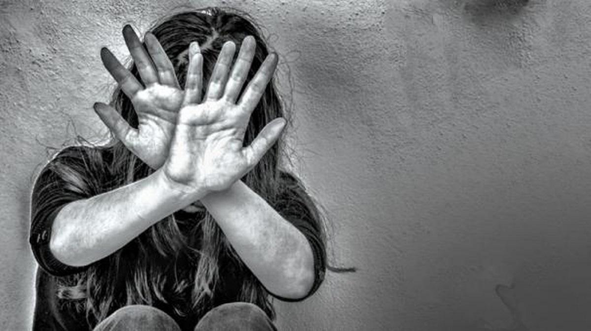 நண்பரின் 16 வயது மகளை பாலியல் வன்கொடுமை செய்த குற்றச்சாட்டில் டெல்லி அரசு அதிகாரி கைது | Govt officer arrested for raping friend's daughter - hindutamil.in