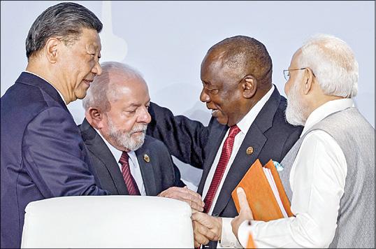தென்னாப்பிரிக்காவில் நடந்த பிரிக்ஸ் உச்சி மாநாட்டின் இறுதி நாளில் சீன அதிபர் ஜி ஜின்பிங் – பிரதமர் மோடி சந்திப்பு | Chinese President Xi Jinping – Prime Minister Modi met on the final day of the BRICS Summit in South Africa