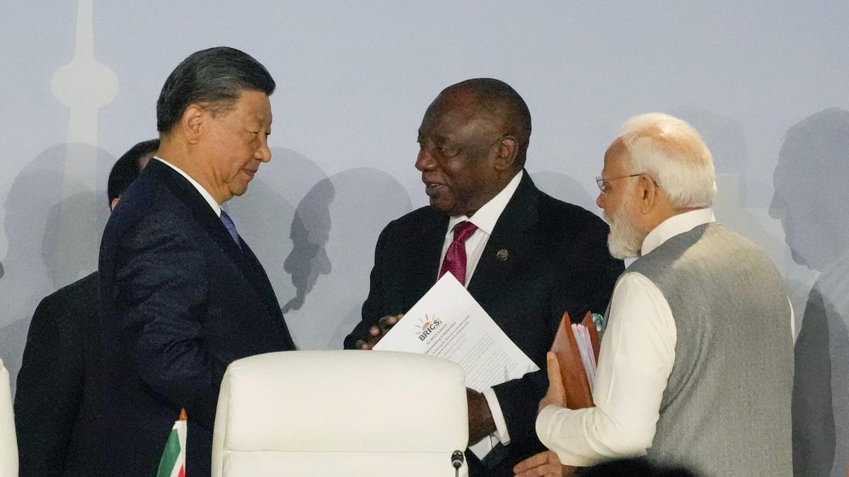 சீனாவும் இந்தியாவும் எல்லைப் பிரச்சினையை சரியாகக் கையாள வேண்டும்: சீன அதிபர் ஜி ஜின்பிங் | Xi tells Modi that China, India should consider ‘overall interests’ of ties and ‘properly handle’ border issue