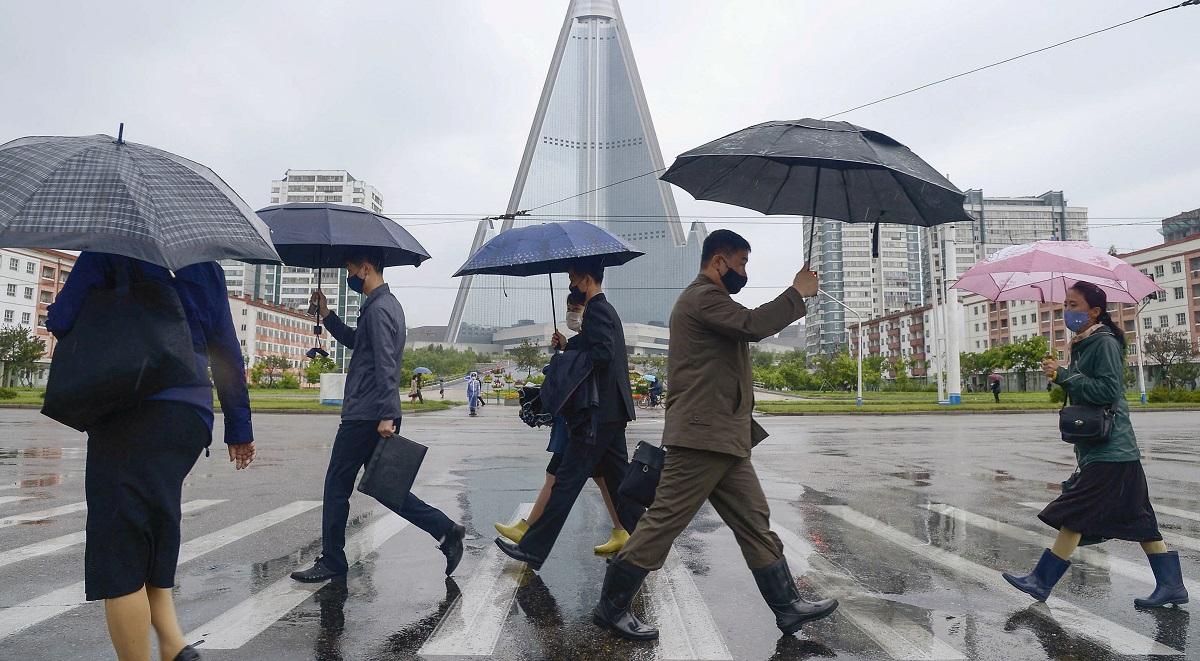 3 ஆண்டுகளுக்குப் பிறகு கட்டுப்பாடுகள் தளர்வு: வெளிநாட்டில் சிக்கிய குடிமக்களுக்கு வட கொரியா மீண்டும் அழைப்பு | North Korea eases Covid curbs, allowing stranded citizens to return after 3 years of isolation