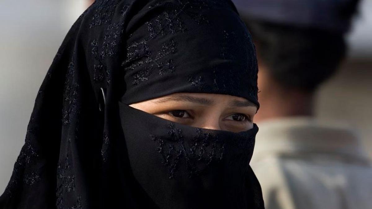 பிரான்ஸில் பள்ளிகளில் முஸ்லிம் குழந்தைகள் ‘அபயா’ அணிந்து வர தடை – விரைவில் அமல் | France to ban wearing abaya dress in schools: Minister