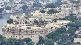 udaipur-surrounded-by-palaces-and-buildings