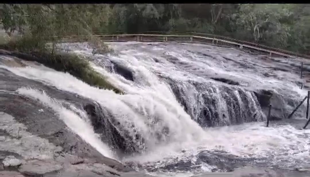கும்பக்கரை அருவியில் வெள்ளப் பெருக்கு –  சுற்றுலாப் பயணிகள் குளிக்க தடை | Flooding at Kumbakkarai Falls No bathing for tourists