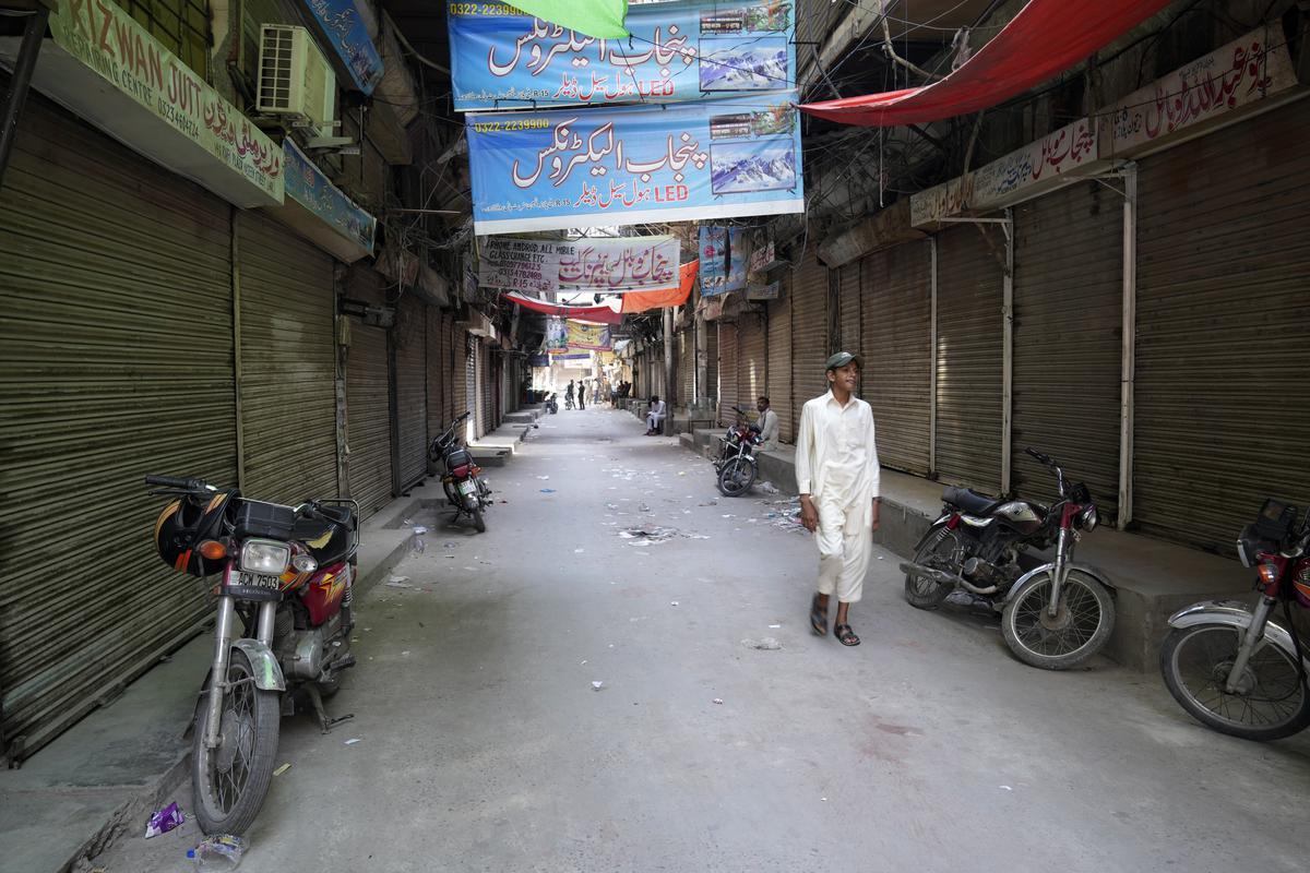 கடும் விலை உயர்வைக் கண்டித்து பாகிஸ்தானில் வணிகர்கள் கடை அடைப்பு போராட்டம் – மக்களின் இயல்பு வாழ்க்கை முடக்கம் | Shopkeepers shut shop in Pakistan protesting steep price hike