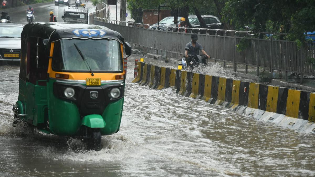 Heavy rain in Hyderabad |  Holidays for schools;  People suffer due to heavy traffic