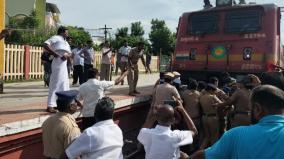 push-back-between-those-who-participated-on-train-strike-and-police-in-kumbakonam