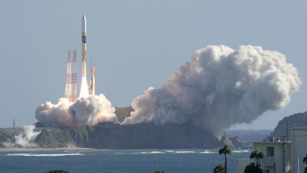 நிலவை ஆய்வு செய்வதற்கான விண்கலனை வெற்றிகரமாக விண்ணில் ஏவியது ஜப்பான் | Japan has successfully launched slim spacecraft to explore moon