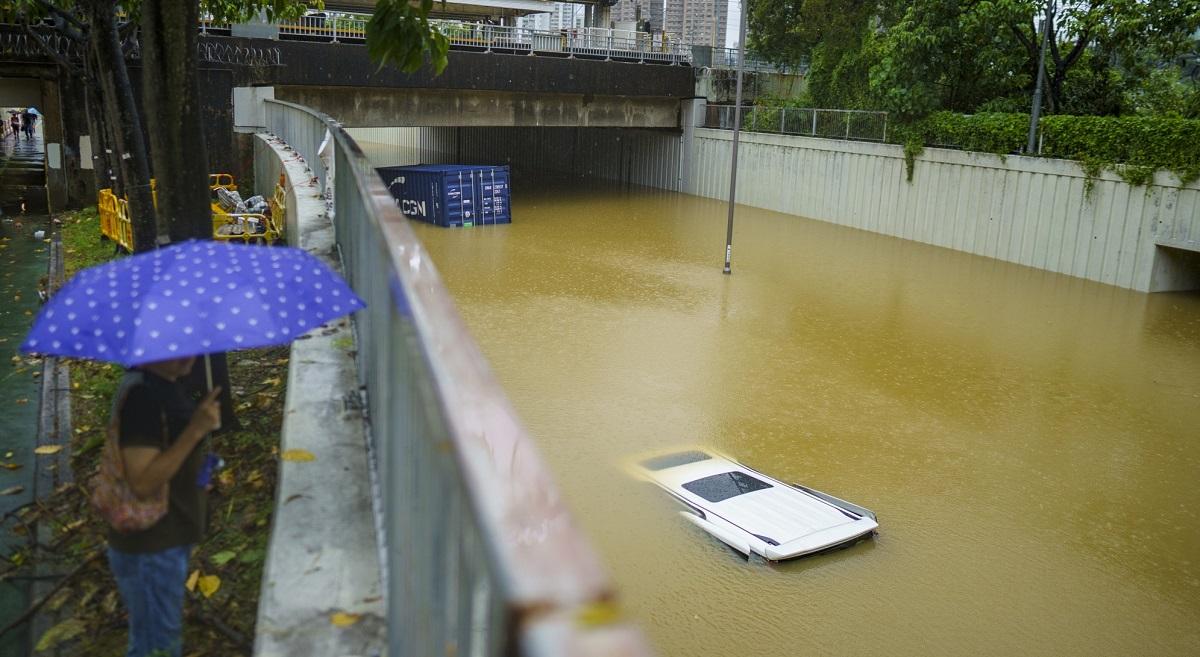 140 ஆண்டுகளில் இல்லாத கனமழை: ஹாங்காங் சாலைகளில் கரைபுரளும் வெள்ளம் | Hong Kong heaviest rain in at least 140 years floods city streets, metro