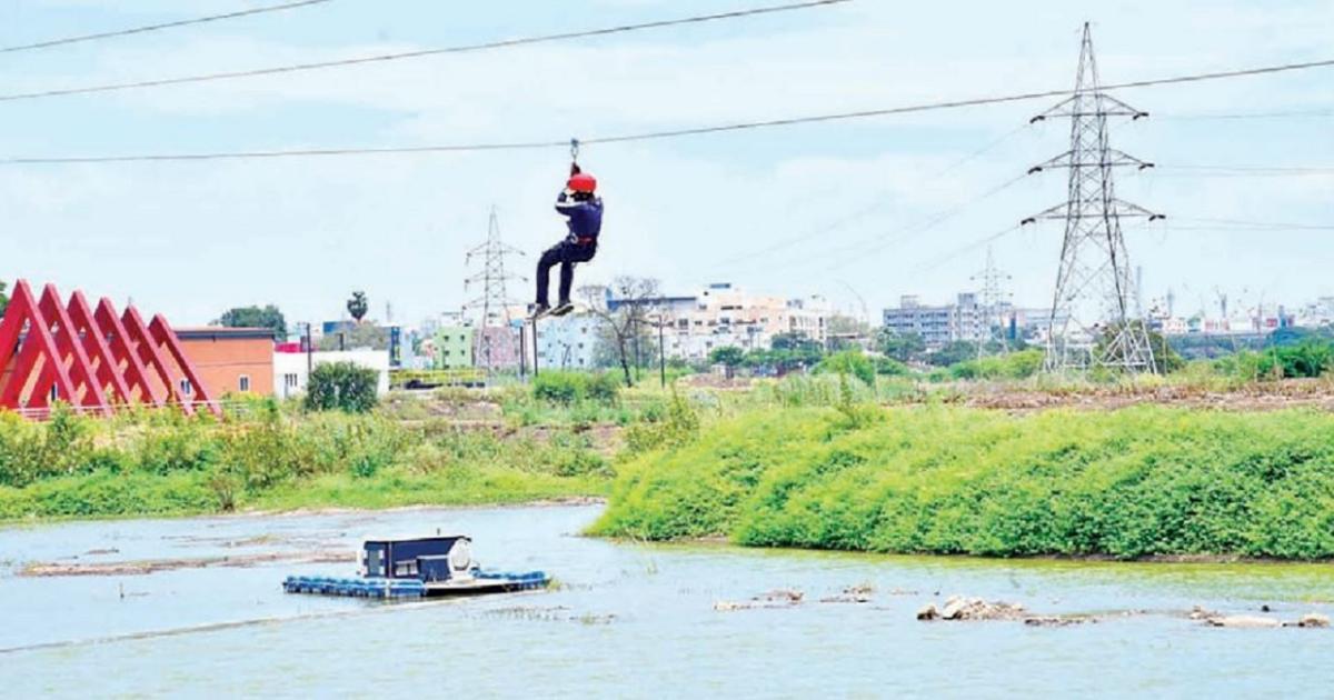 உக்கடம் பெரியகுளத்தில் ‘சாகச விளையாட்டு’ – 30 அடி உயரத்தில் கம்பியில் தொங்கியபடி செல்லலாம் | ‘Adventure Game’ at Ukkadam Periyakulam – Hang on a Wire 30 Feet High