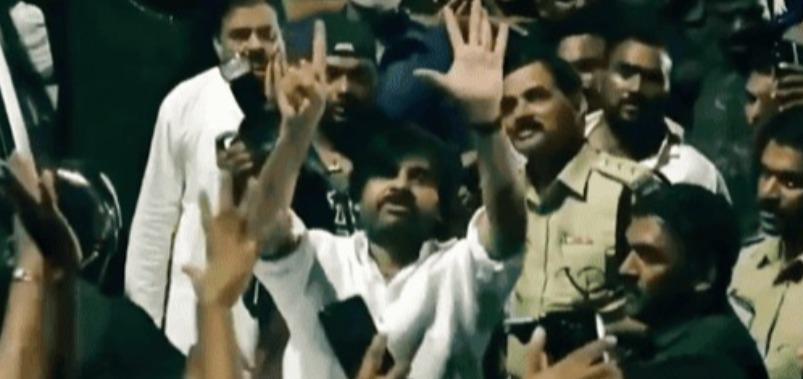 ஆந்திரா | போலீஸுக்கு ‘ஆறு’ விரல்களைக் காட்டிய பவன் கல்யாண் – காரணம் என்ன? | Pawan Kalyan Shows Six Fingers To AP Police video goes on viral