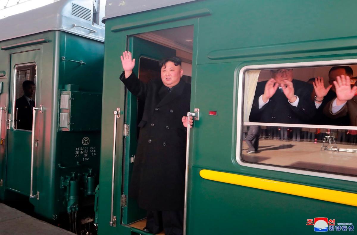 பார்பிக்யூ உணவகம் முதல் ராக்கெட் லாஞ்சர் வரை – கவனம் ஈர்க்கும் கிம் ஜாங் உன்னின் கவச ரயில் | This green armored train has carried the Kim Jong Un family for decades