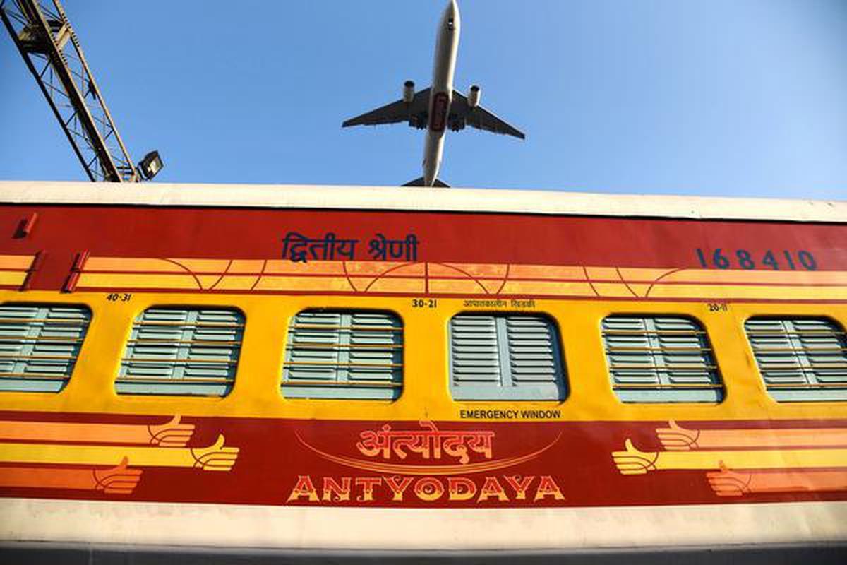 உழவன், அந்த்யோதயா ரயில் உள்பட 10 விரைவு ரயில்களுக்கு கூடுதல் நிறுத்தம்: ரயில்வே வாரியம் ஒப்புதல் | Additional stops for 10 express trains including Uzhavan Antyodaya Railway Board