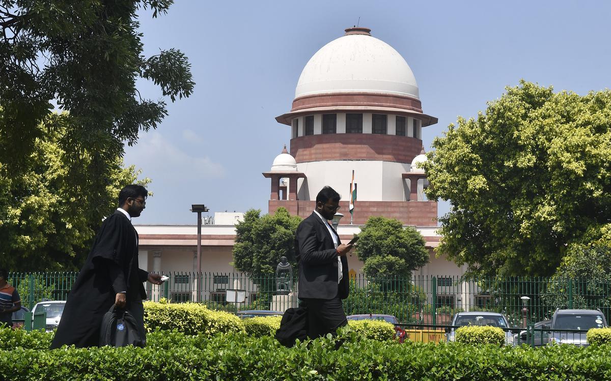தேச துரோக சட்டப்பிரிவை எதிர்த்த வழக்குகள் உச்ச நீதிமன்ற 5 நீதிபதி அமர்வுக்கு மாற்றம் | Cases challenges Sedition Act were transferred to 5 judge bench of Supreme Court