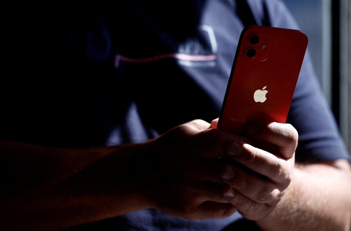 ‘ஐபோன் 12’ அதிக அளவிலான கதிர்வீச்சை வெளியிடுவதாக பிரான்ஸ் புகார் – ஆப்பிள் நிறுவனம் மறுப்பு | France says iPhone 12 emits too much radiation Apple denies