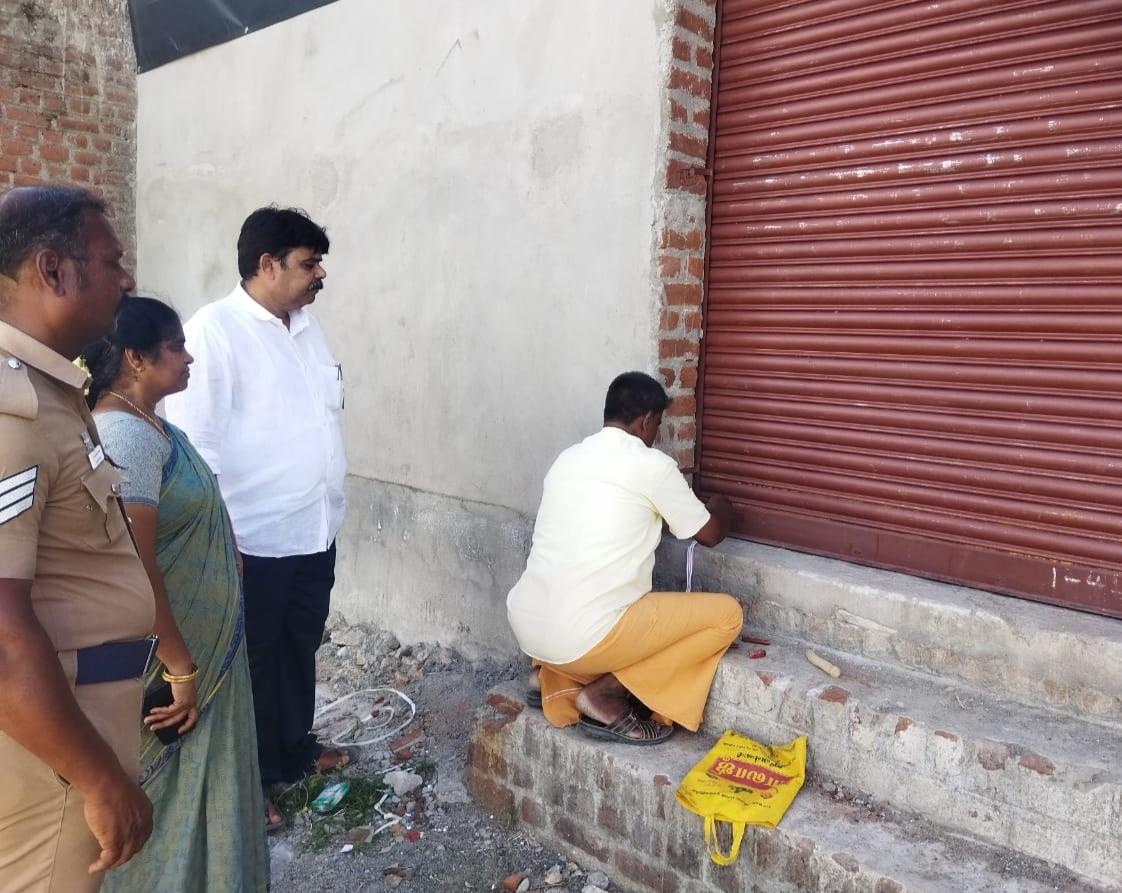 சிவகாசி அருகே விதிமீறலில் ஈடுபட்ட 8 பட்டாசு கடைகளுக்கு சீல் வைத்த அதிகாரிகள் | Officials sealed 8 firecracker shops near Sivakasi