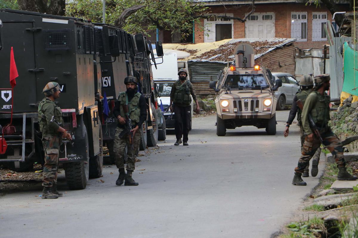 தீவிரவாதிகள் தாக்குதல்: 2 ராணுவ அதிகாரிகள், டிஎஸ்பி உயிரிழப்பு | Terrorist attack 2 army officers DSP killed