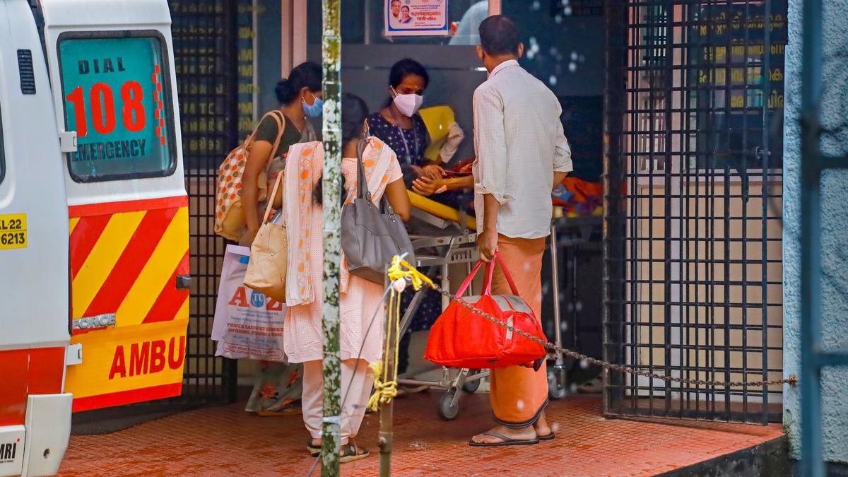கேரளாவில் நிபா வைரஸ் தொற்று 6ஆக அதிகரிப்பு: மத்தியக் குழு இன்று கோழிக்கோட்டில் ஆய்வு | Nipah outbreak | One more tests positive for the virus in Kozhikode