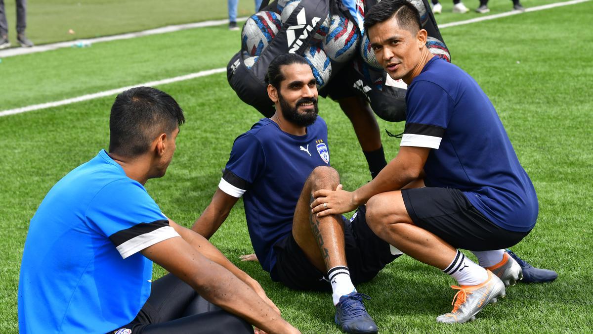 ஆசிய விளையாட்டுப் போட்டி | இருவேறு அணிகள் அறிவிப்பு; இந்திய கால்பந்து அணியில் குழப்பம் | Asian games Confusion over squad in Indian football team
