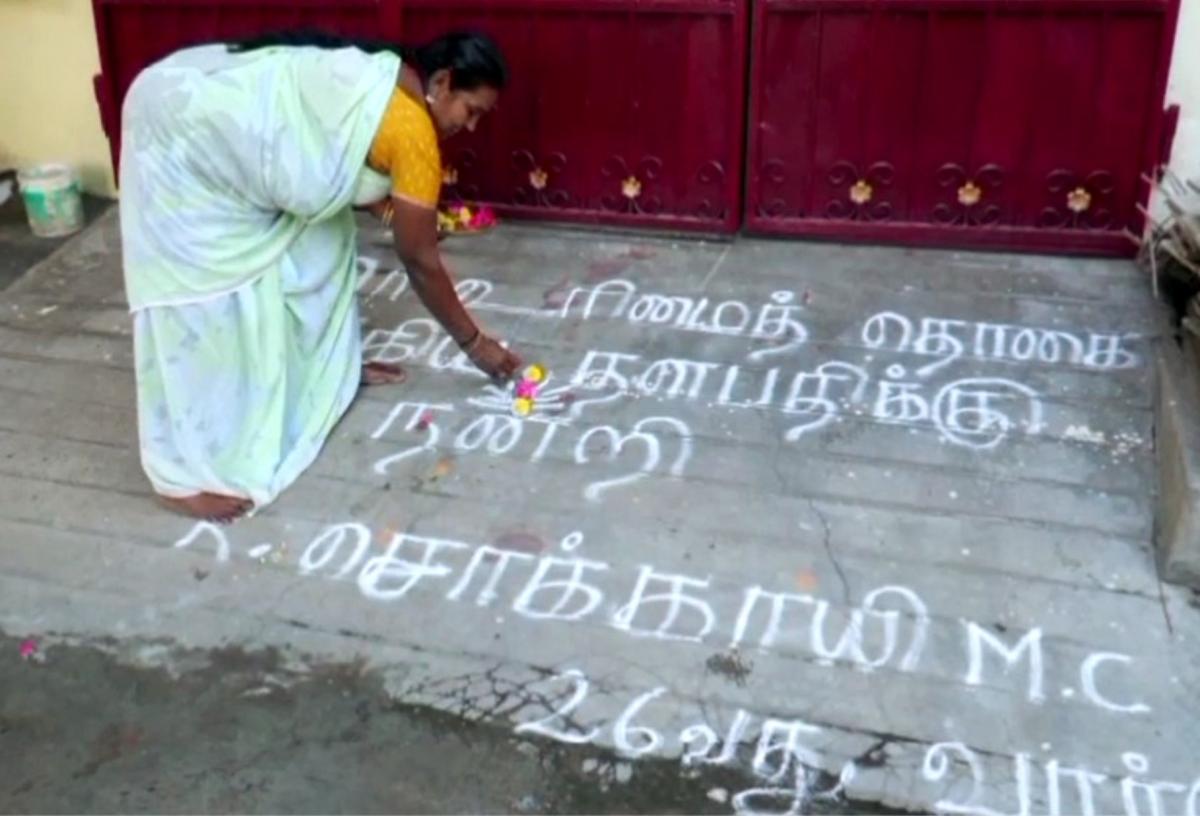 “இதில் என்ன அரசியல்?!” – கலைஞர் மகளிர் உரிமை திட்டத்தை வரவேற்று கோலம் இட்ட அதிமுக கவுன்சிலர் | Kalaignar Urimai Thogai Welcome’s: AIADMK Councillor Acts Make Sudden Commotion in Madurai