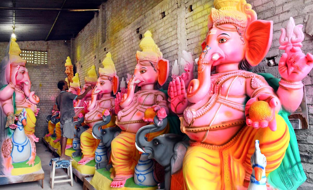 பிளாஸ்டர் ஆப் பாரிஸ் கலந்த விநாயகர் சிலைகளை விற்கலாம், வாங்கலாம், ஆனால் கரைக்கக் கூடாது: ஐகோர்ட் அதிரடி | Ganesha idols mixed with plaster of paris should not be melted HC orders
