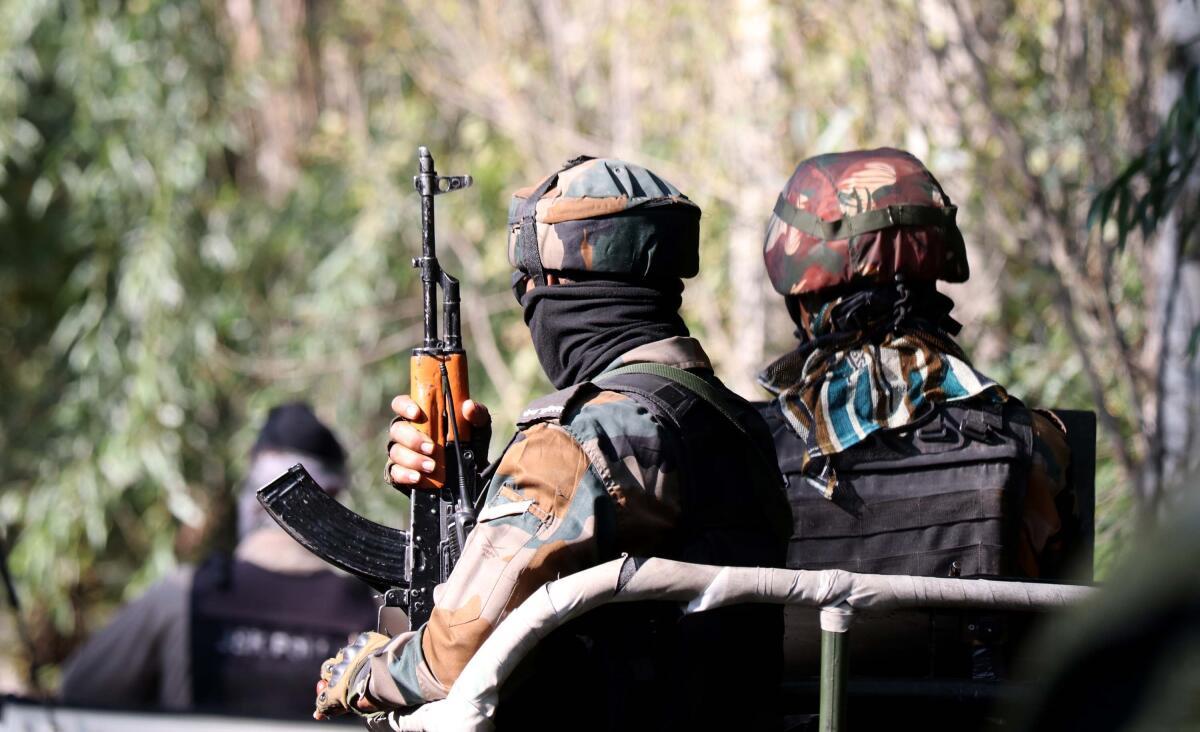 பயங்கரவாதிகளை சுற்றி வளைக்க ராணுவம் தீவிரம் – காஷ்மீரின் அனந்தநாக்கில் நடப்பது என்ன? | Massive hunt launched for LeT militants in J and K’s Anantnag