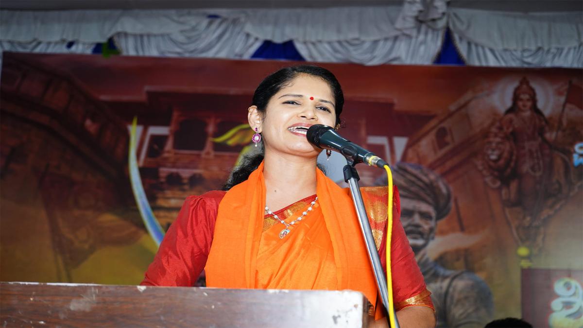 பாஜகவில் எம்எல்ஏ சீட் வாங்கி தருவதாக ரூ. 5 கோடி மோசடி செய்த பெண் நிர்வாகி உட்பட 6 பேர் கைது | Seer accused in BJP poll ticket fraud case with right wing activist Chaitra Kundapura arrest