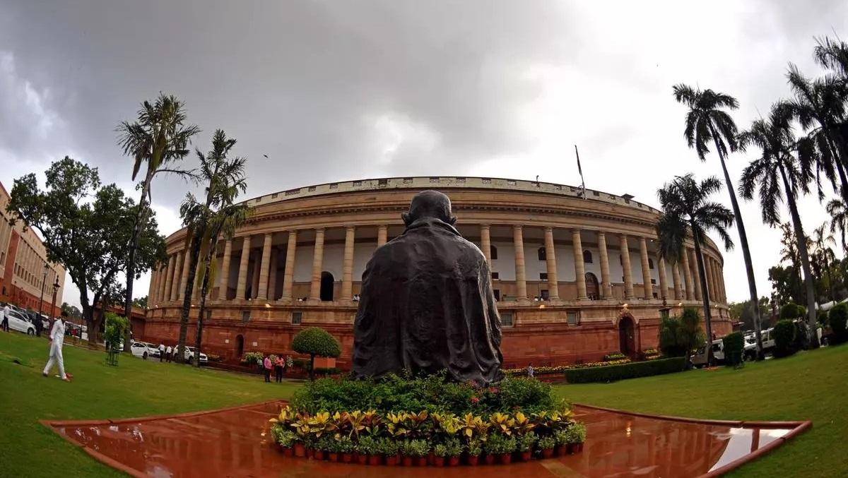 நாடாளுமன்ற சிறப்பு கூட்டம் இன்று தொடக்கம்: மகளிர் இடஒதுக்கீடு மசோதாவை நிறைவேற்ற எதிர்க்கட்சிகள் கோரிக்கை | Special session of Parliament begins today Opposition Womens Reservation Bill