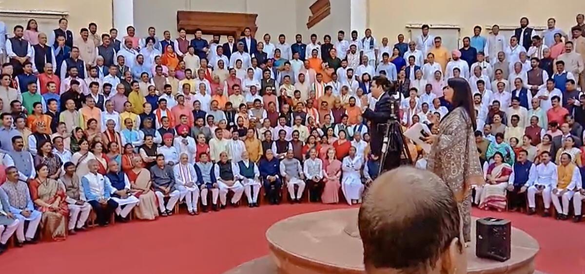 வண்ணமயமான உடையில் குழு புகைப்படம் எடுத்து பழைய நாடாளுமன்றத்துக்கு பிரியாவிடை கொடுத்த எம்.பி-க்கள்  | MPs bid farewell to the old parliament by taking a group photo in colorful attire