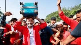 rahul-gandhi-interacts-with-the-load-lifting-workers-at-the-delhi-railway-station