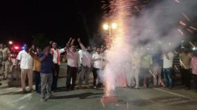 breakup-alliance-with-aiadmk-bjp-celebrated-by-bursting-firecrackers-on-madurai