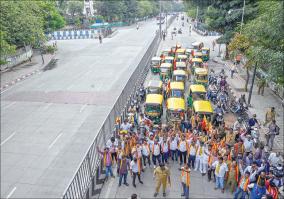 inadequate-support-for-bengaluru-bandh-on-cauvery-issue-tamil-nadu-buses-stop-at-border