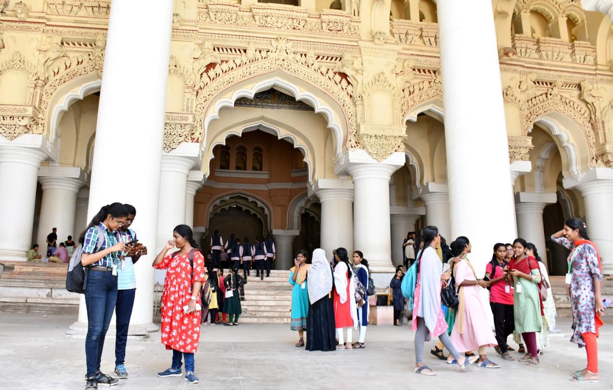  சுற்றுலாத் தினத்தை முன்னிட்டு ஒளி, ஒலிக்காட்சி இலவசம் – திருமலை நாயக்கர் அரண்மனையில் திரண்ட பயணிகள் | Tourists gather at Tirumala Nayakkar Palace for free light and sound show on the occasion of Tourism Day