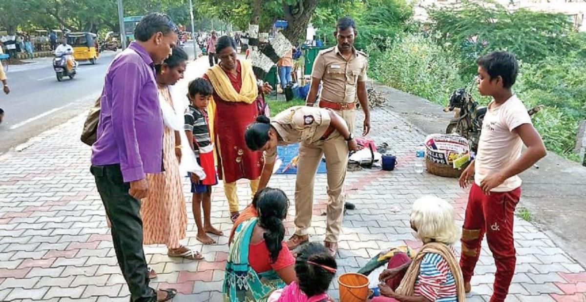 திருவண்ணாமலை கிரிவல பாதையில் யாசகம் பெற அழைத்து வரப்பட்ட 14 சிறுவர்கள்  மீட்பு | Rescue of 14 Children who were brought to Perform Yasakam at Thiruvannamalai  Girivalam Path - hindutamil.in