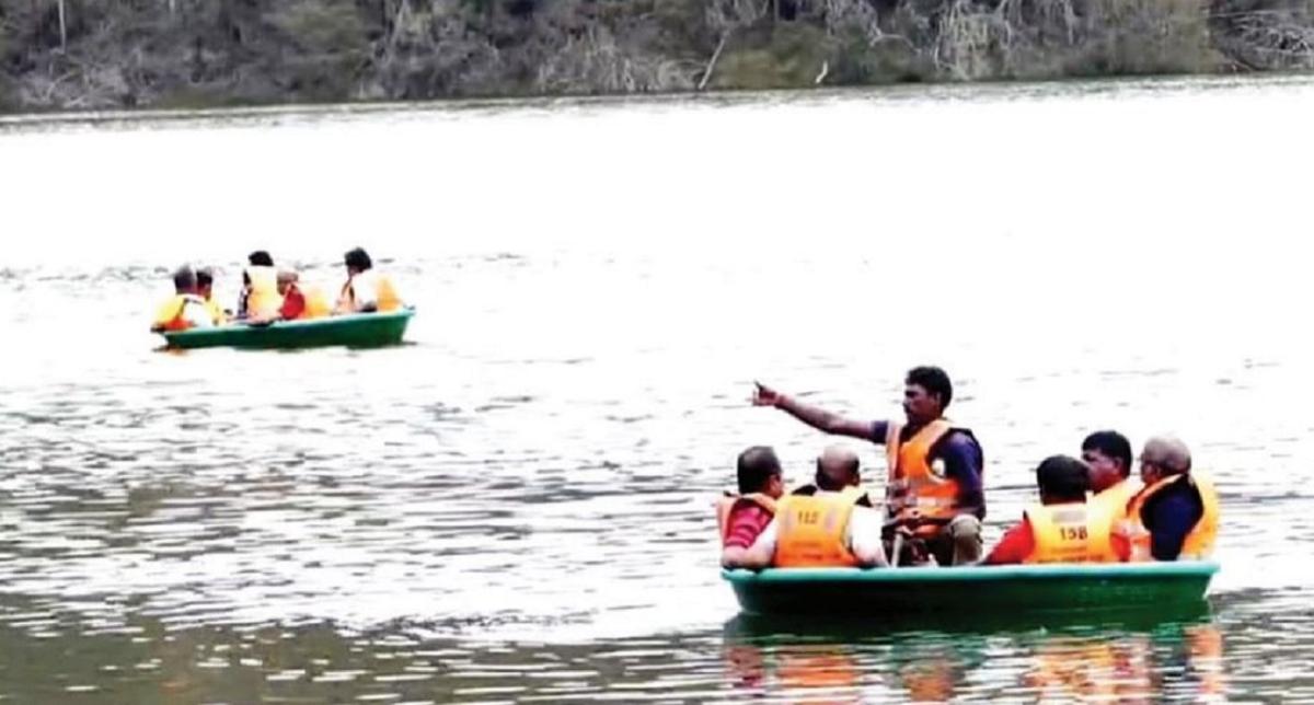  கொடைக்கானல் பேரிஜம் ஏரியில் பரிசல் சவாரி தொடக்கம்: சுற்றுலா பயணிகள் மகிழ்ச்சி | Kodaikanal Berijam Lake Parisal Boat Ride Begins: Tourist Delight