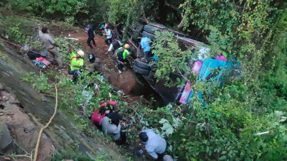  நீலகிரியில் சுற்றுலா பேருந்து 50 அடி பள்ளத்தில் கவிழ்ந்து விபத்து: 8 பேர் உயிரிழப்பு; 30+ காயம் | Tourist bus overturns near Coonoor 8 dead in spot
