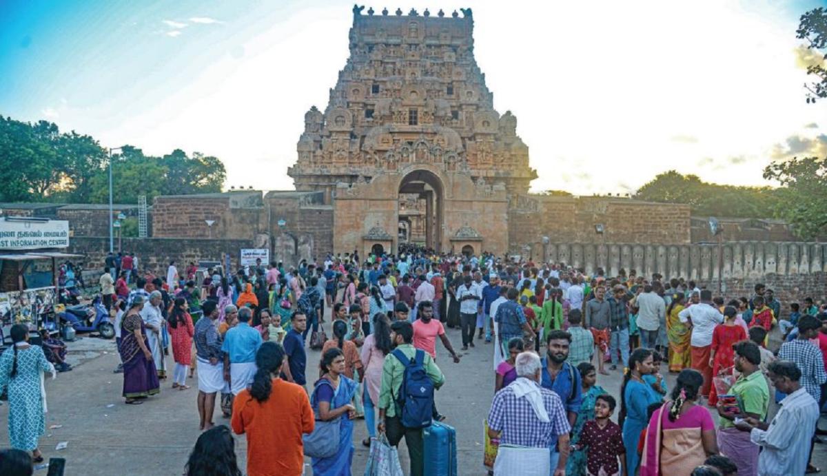  தஞ்சை பெரிய கோயிலில் குவிந்த சுற்றுலா பயணிகள்: போக்குவரத்து நெரிசல் | Tourists Throng Thanjavur Great Temple: Traffic Jams