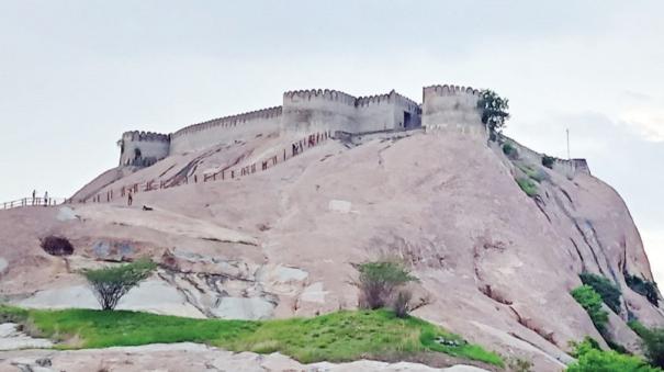 A decorative lamp should be installed in Namakkal Hill Fort