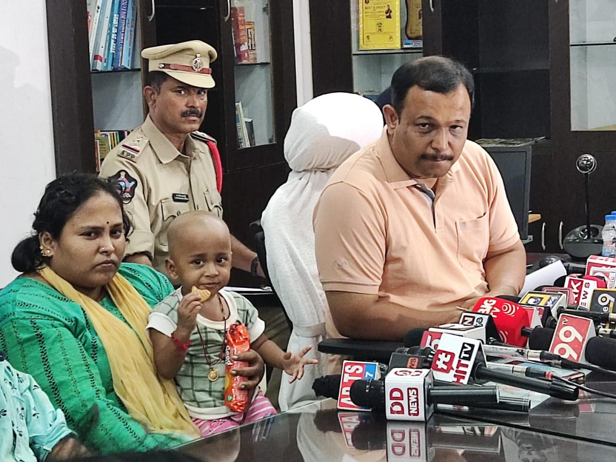  திருப்பதியில் திருடப்பட்ட 2 வயது சிறுவன் மீட்பு: சென்னை தம்பதியிடம் ஒப்படைத்தது போலீஸ் | Tiirupathi: Kidnapped child nabbed; parents extend thanks to police and media