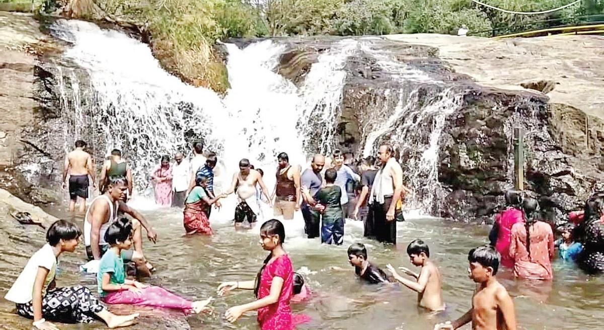 கும்பக்கரை அருவியில் பாதுகாப்பான குளியல்: சுற்றுலா பயணிகள் குதூகலம் | Safe  bathing at Kumbakkarai Falls - hindutamil.in