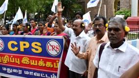 in-madurai-anti-cbs-campaigners-protested-with-flowers-in-their-ears