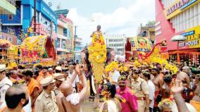 welcome-at-kerala-border-by-sprinkling-flowers-on-swami-idols