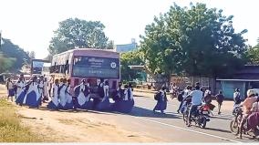 school-students-road-crossing-issue-in-trichy