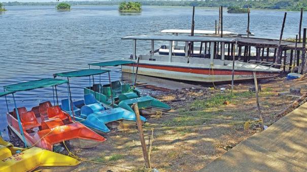 Boat ride stop in Osudu Lake